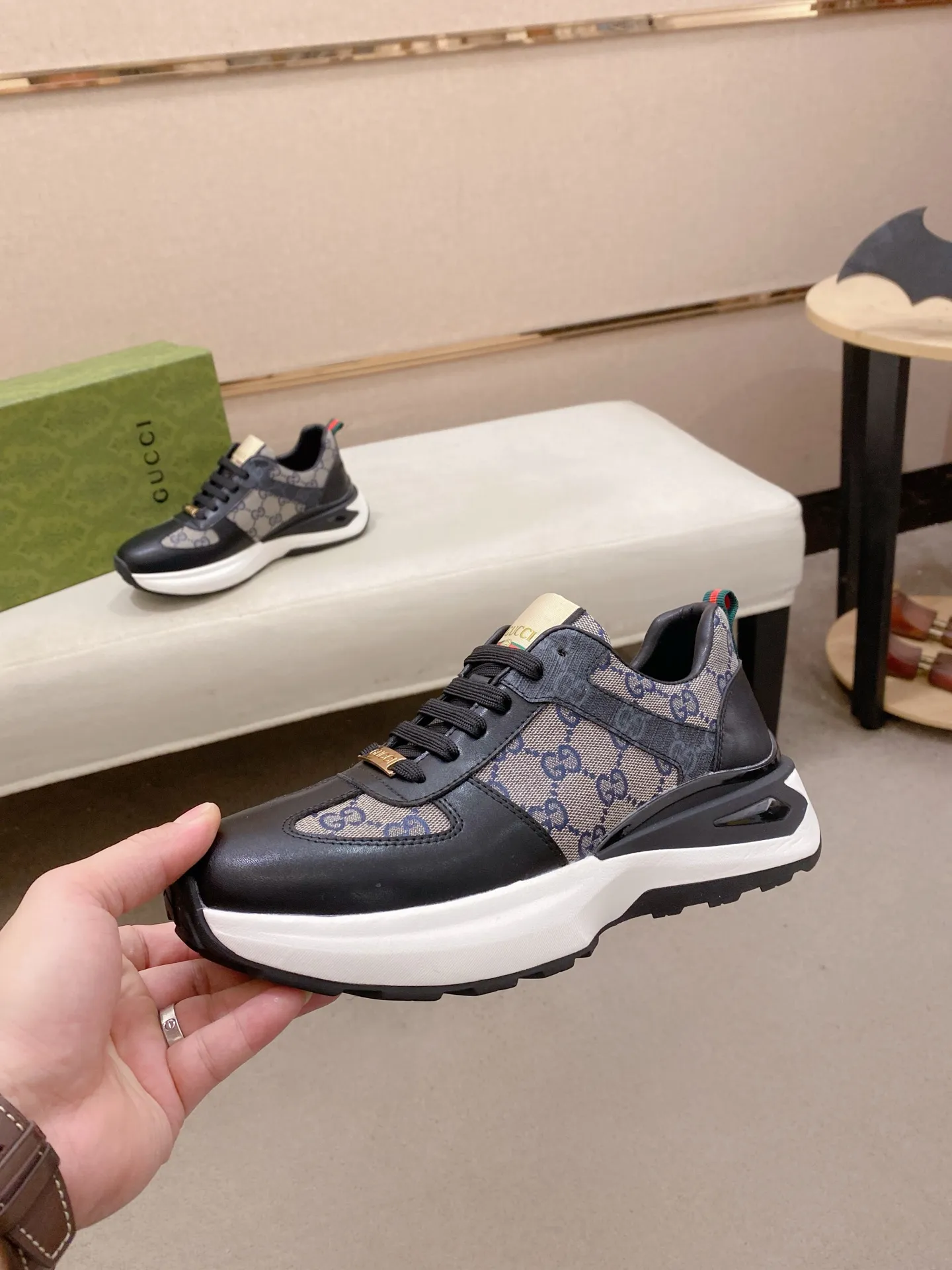 Factory price 442 men's shoes 💰New GUCCI (Gucci) counters are on the market at the same time, new men's shoes, 😘fabrics are selected imported cowhide, lining: sheepskin lining. 👍🏿 High-end ☄️ air-cushion molded anti-slip rubber outsole, exquisite lines, simple and elegant, comfortable and high-end for leisure travel. Code number: 38 to 44 (45 can be customized and cannot be returned or exchanged)